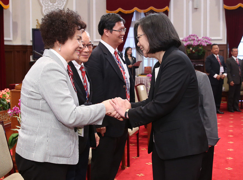 總統蔡英文（前右）29日在總統府接見「社團法人國際生命線台灣總會」，與出席成員握手致意。(圖：中央社)