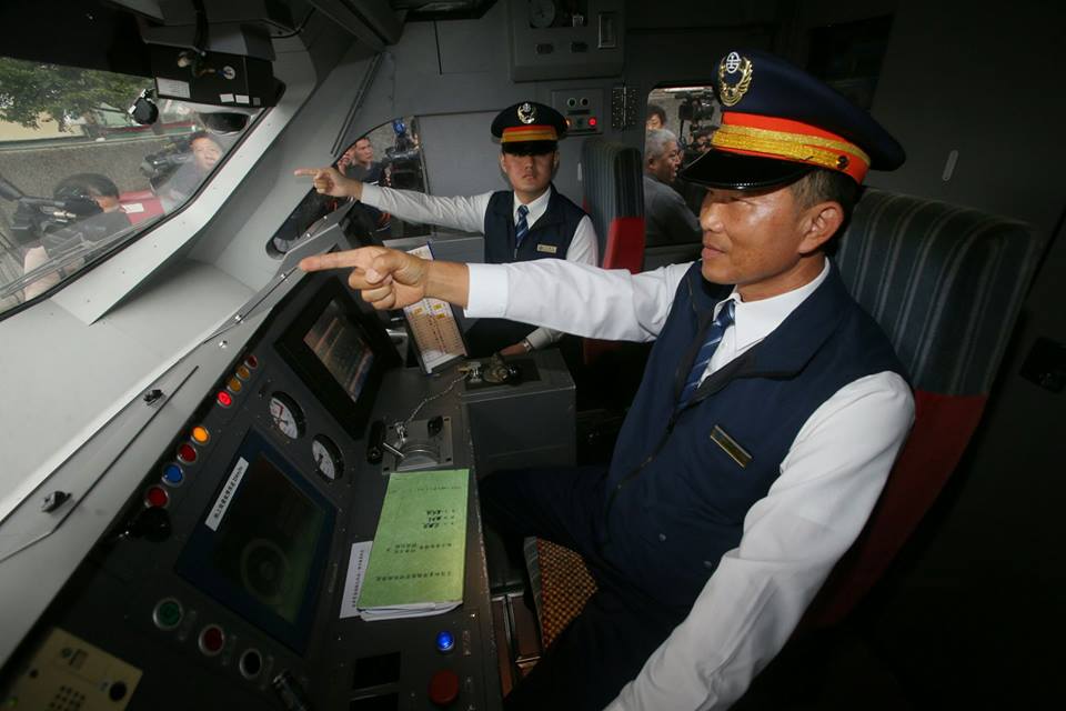 普悠瑪列車翻覆事故發生後，交通部在10月30日將線上26組傾斜式新自強號列車，包括普悠瑪號及太魯閣號，由單駕駛改為雙駕駛。(台鐵局提供)