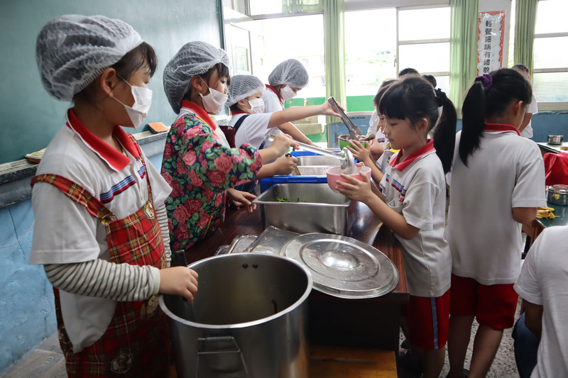 校園禁用萊豬修法遭否決，仍維持現行條文。圖為小學營養午餐。（中央社）