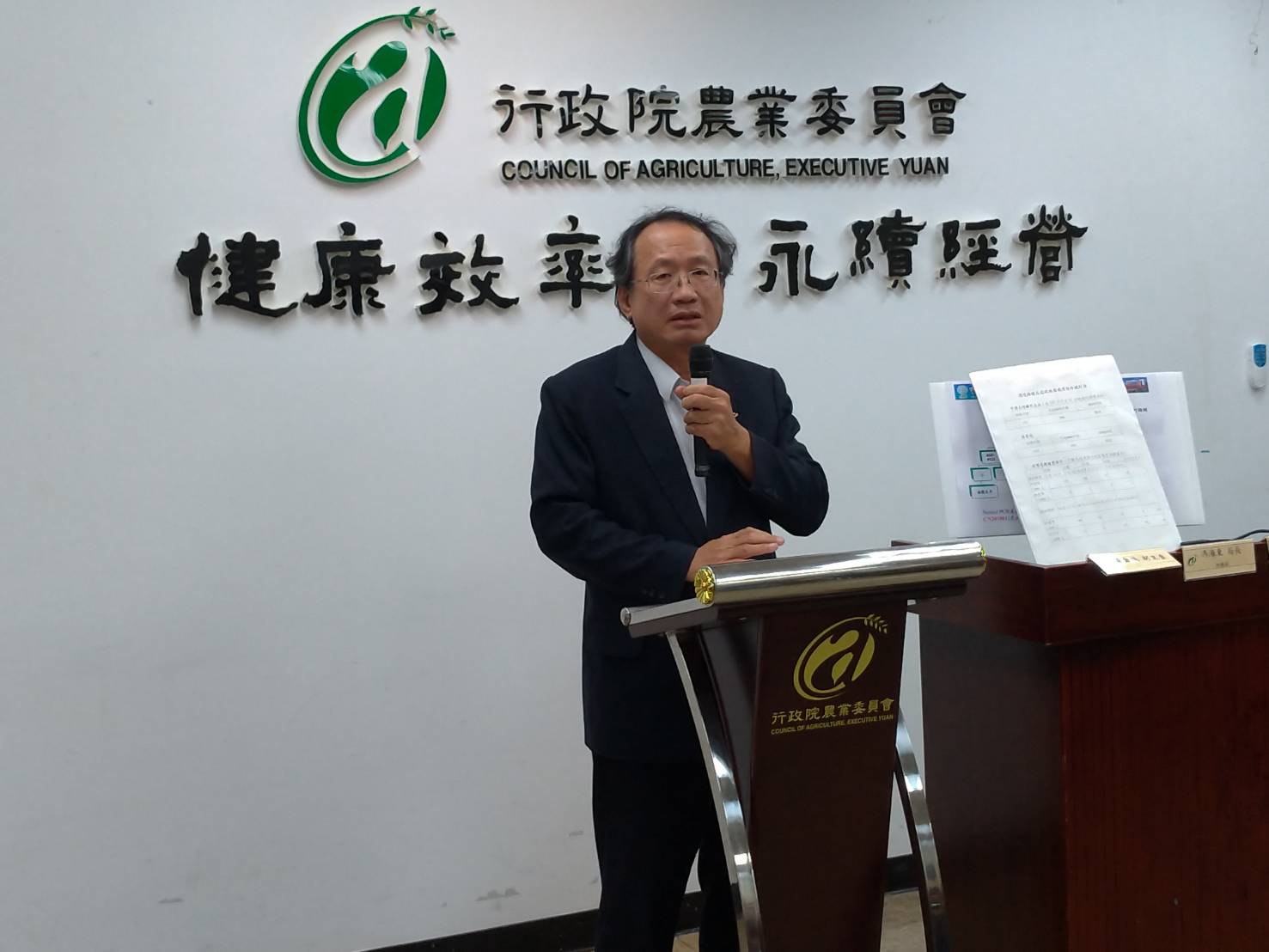 農委會副主委黃金城說明中國非洲豬瘟疫情。(陳林幸虹 攝)
