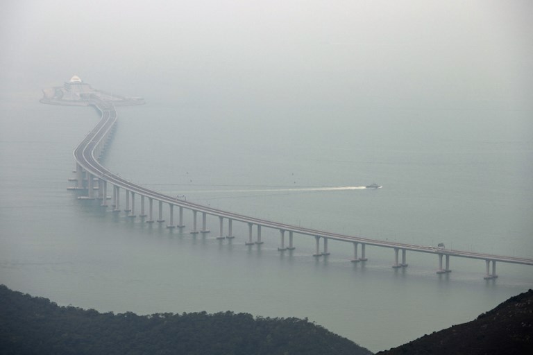 連接香港、澳門與大陸珠海的港珠澳大橋(Hong Kong-Zhuhai-Macau Bridge,HKZM)。 (AFP)