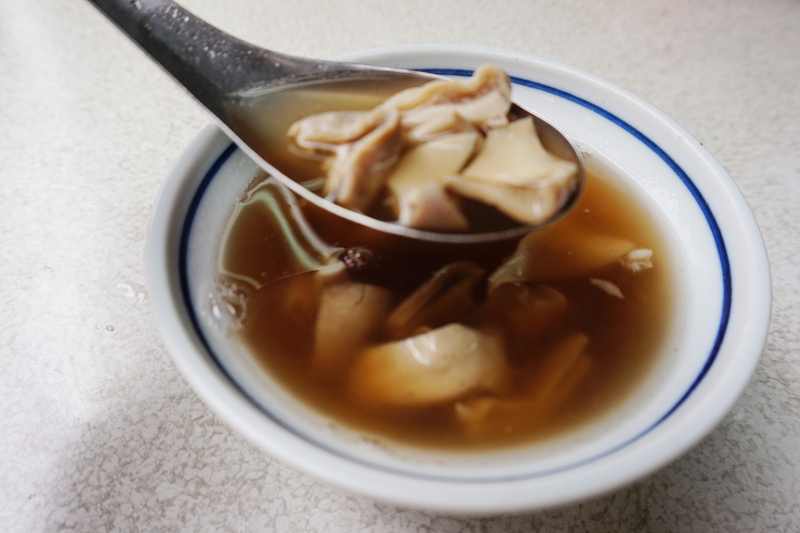 加入藥材燉煮的四神湯，可搭配豬腳、豬肚與粉腸。