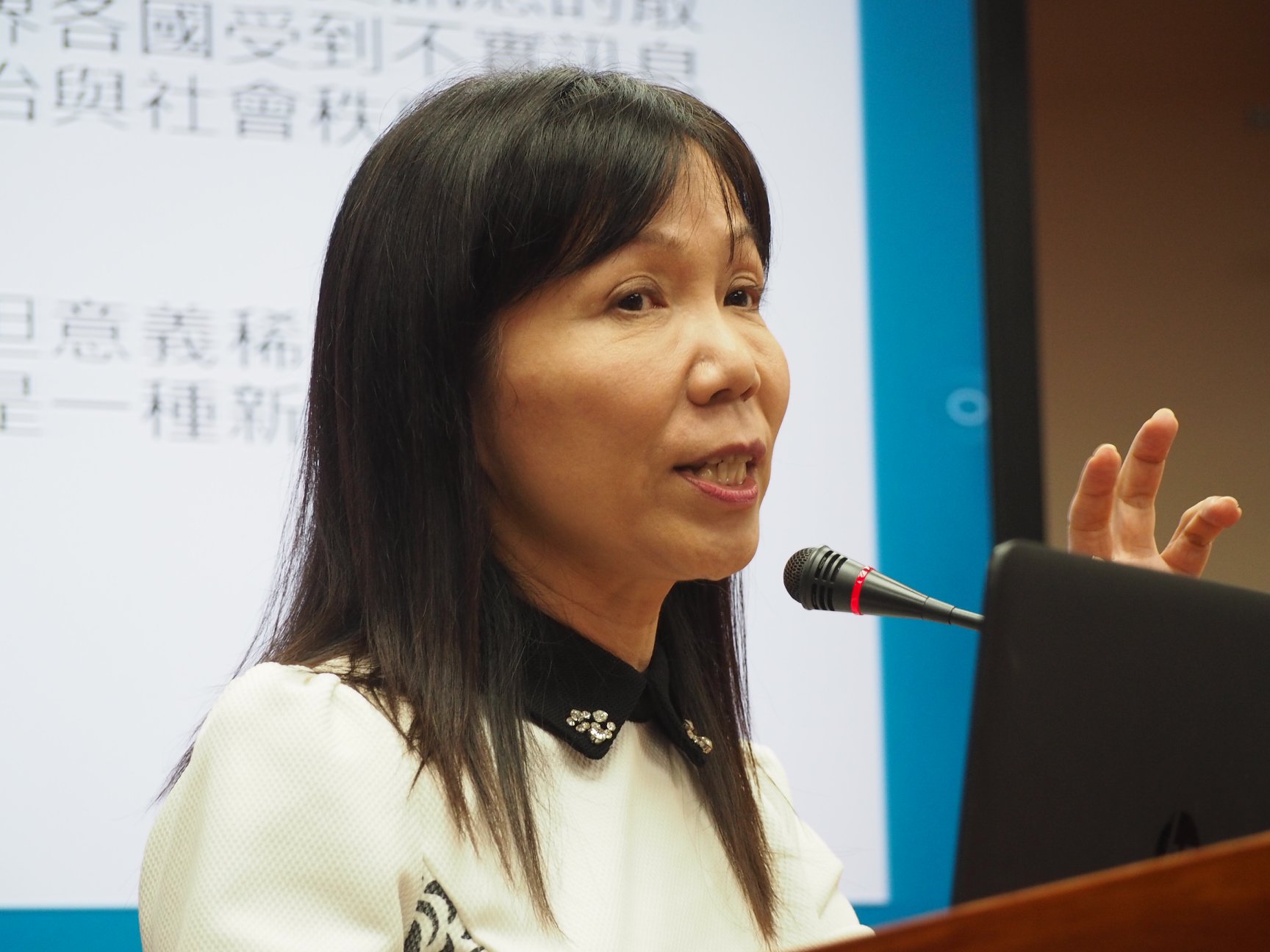 中國文化大學資訊傳播學系教授柯舜智表示，當代已經成為一個資訊過載卻意義稀薄的社會，加上社群媒體的同溫層效應，更加助長不實訊息的快速流通。(蕭照平 攝)