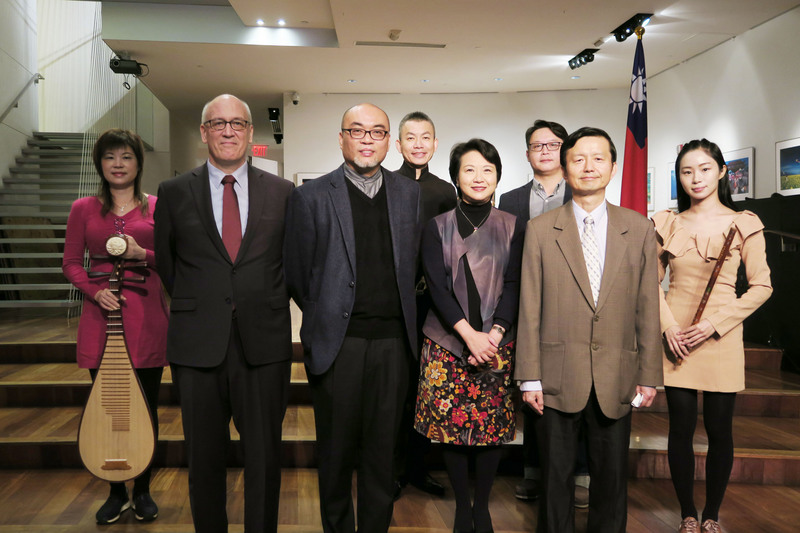 台北市立國樂團首次造訪紐約，將登上卡內基音樂廳演出，團長鄭立彬（左3）美東時間5日率部分團員出席在駐紐約辦事處舉行的記者會。(圖：中央社)