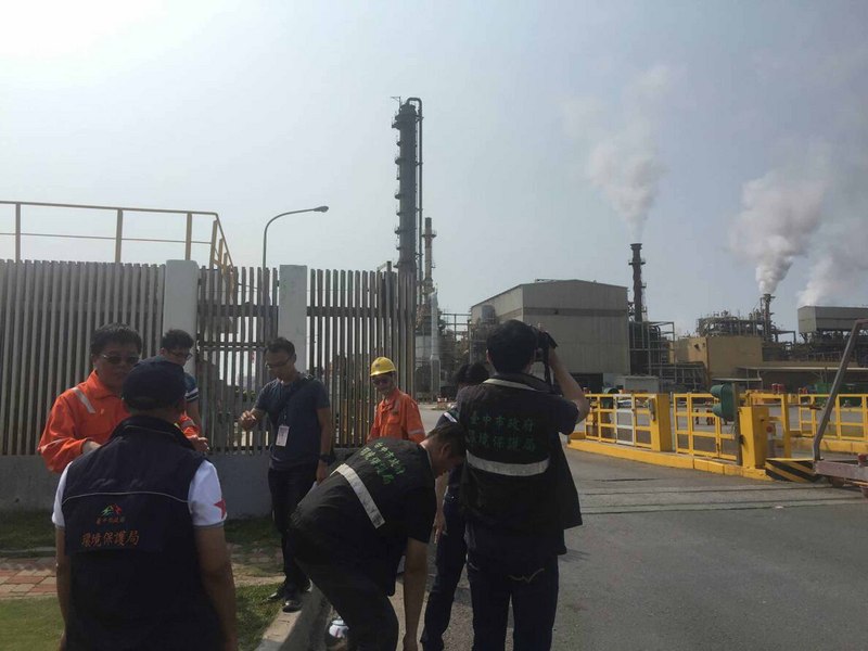 台中市8日空氣品質不良，市府通知台中火力發電廠配合降載，並加強取締企業空污行為，清潔隊也出動加強洗掃作業。（市府提供）
