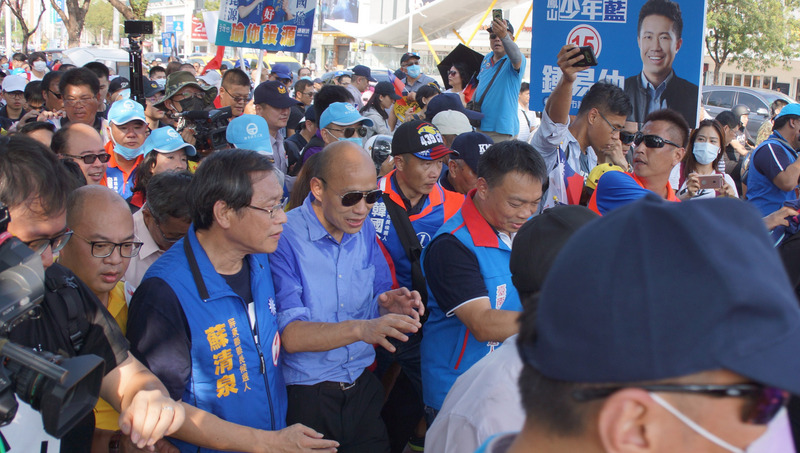 高雄反空污遊行　韓國瑜合體高思博蘇清泉南部反空污大聯盟主辦的「高雄反空污大遊行」11日下午登場，國民黨屏東縣長參選人蘇清泉（前左2起）、高雄市長候選人韓國瑜與台南市長候選人高思博共同出席。