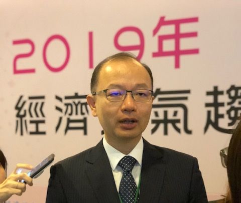 面對這波晶片供不應求，台經院景氣預測中心主任孫明德建議政府可以考慮用晶片換疫苗。（楊文君攝）