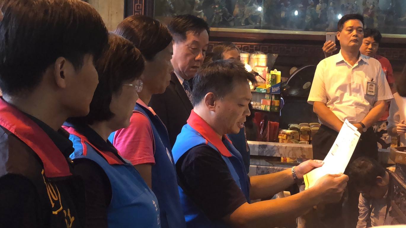 國民黨台南市長候選人高思博率同黨籍的市議員候選人赴台灣首廟天壇參拜。<br>（圖：高思博競辦提供）