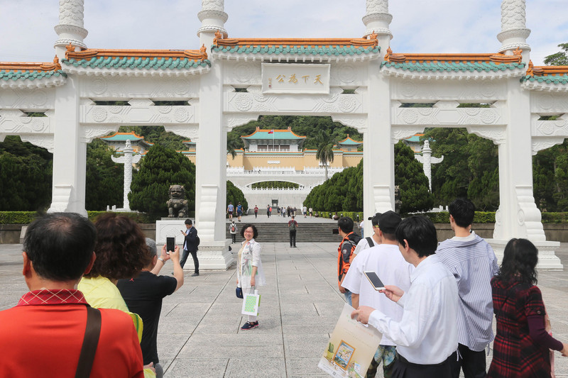 鑽石公主號郵輪乘客已經有20人確診武漢肺炎，因該郵輪曾停泊基隆港，乘客也曾下船到北部知名景點遊覽，目前各大景點均加強清潔消毒。圖為觀光客在故宮北院外拍照留念。(圖：中央社)