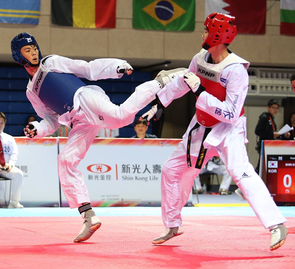 台灣選手黃鈺仁(左)東奧16強賽敗給伊朗 仍有機會爭牌。(中華民國跆拳道協會提供／資料照)