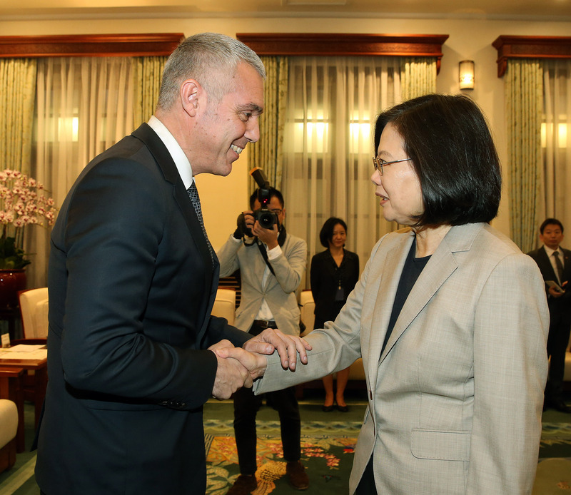 法國國民議會友台小組主席賽沙里尼（Jean-Francois Cesarini）（左）曾多次來台表達對台灣的支持(中央社)