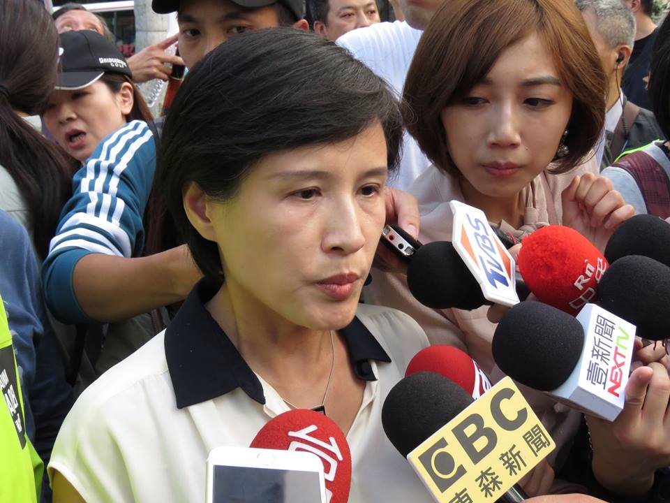 金馬55沾染政治味，文化部長鄭麗君18日替民進黨台北市長候選人站台受訪時表示，台灣的自由民主孕育了尊重創作自由的金馬獎，她期待中國電影工作者珍惜金馬獎，也珍惜台灣民主。(王韋婷攝)