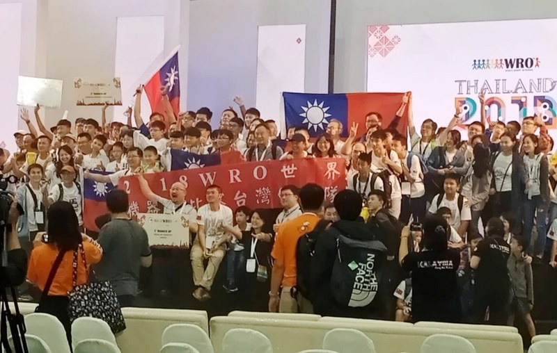 2018年國際奧林匹亞機器人世界賽（World RobotOlympiad, WRO）16日起在泰國清邁舉行，18日台灣代表隊共獲得2金2銀1銅共5個獎項後全體合影。（駐泰處提供） (圖:中央社)