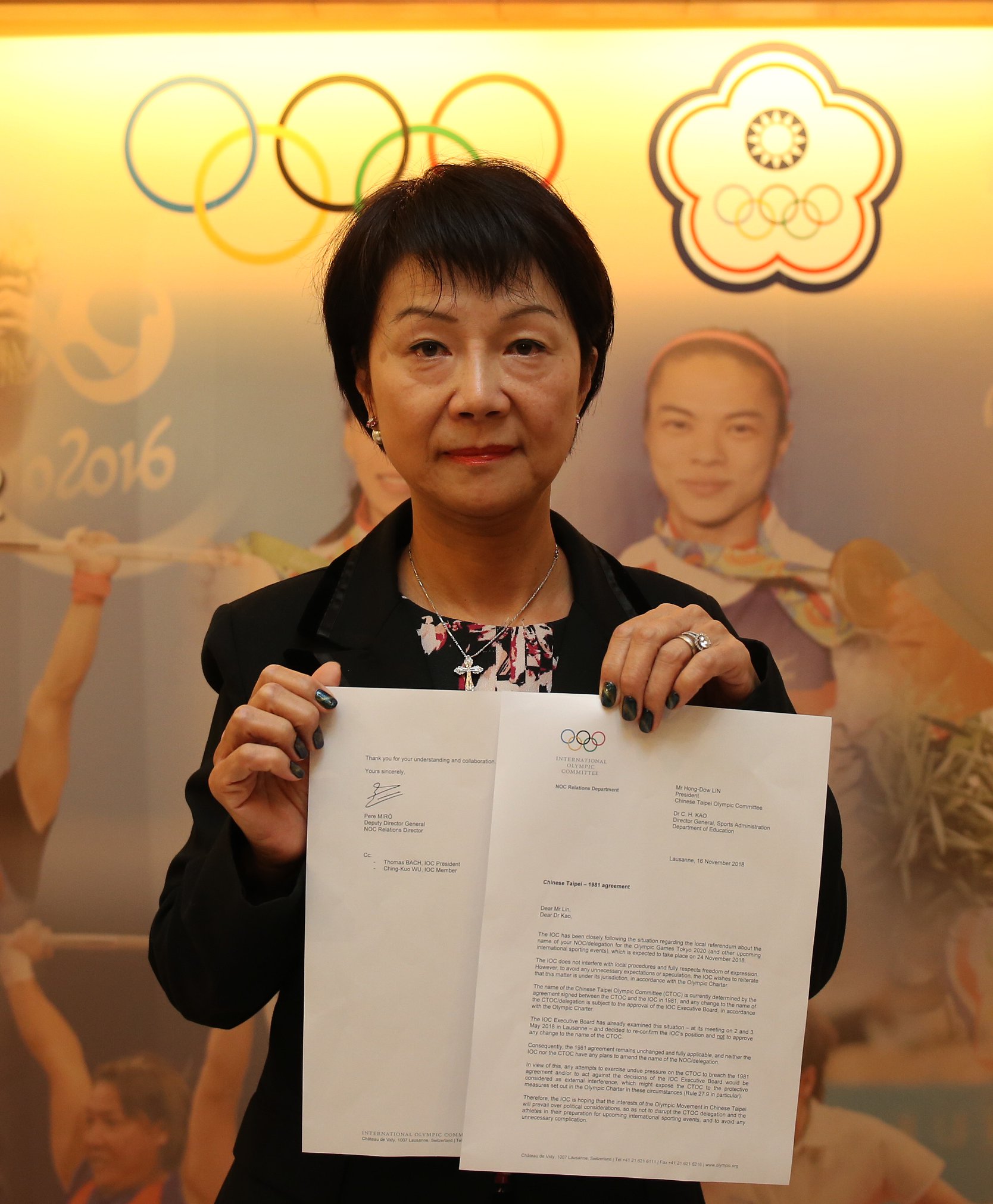 中華奧會秘書長沈依婷出示國際奧會第三度來函內容，信中再度表達對「東奧台灣正名公投」的嚴正關切。(中華奧會提供)