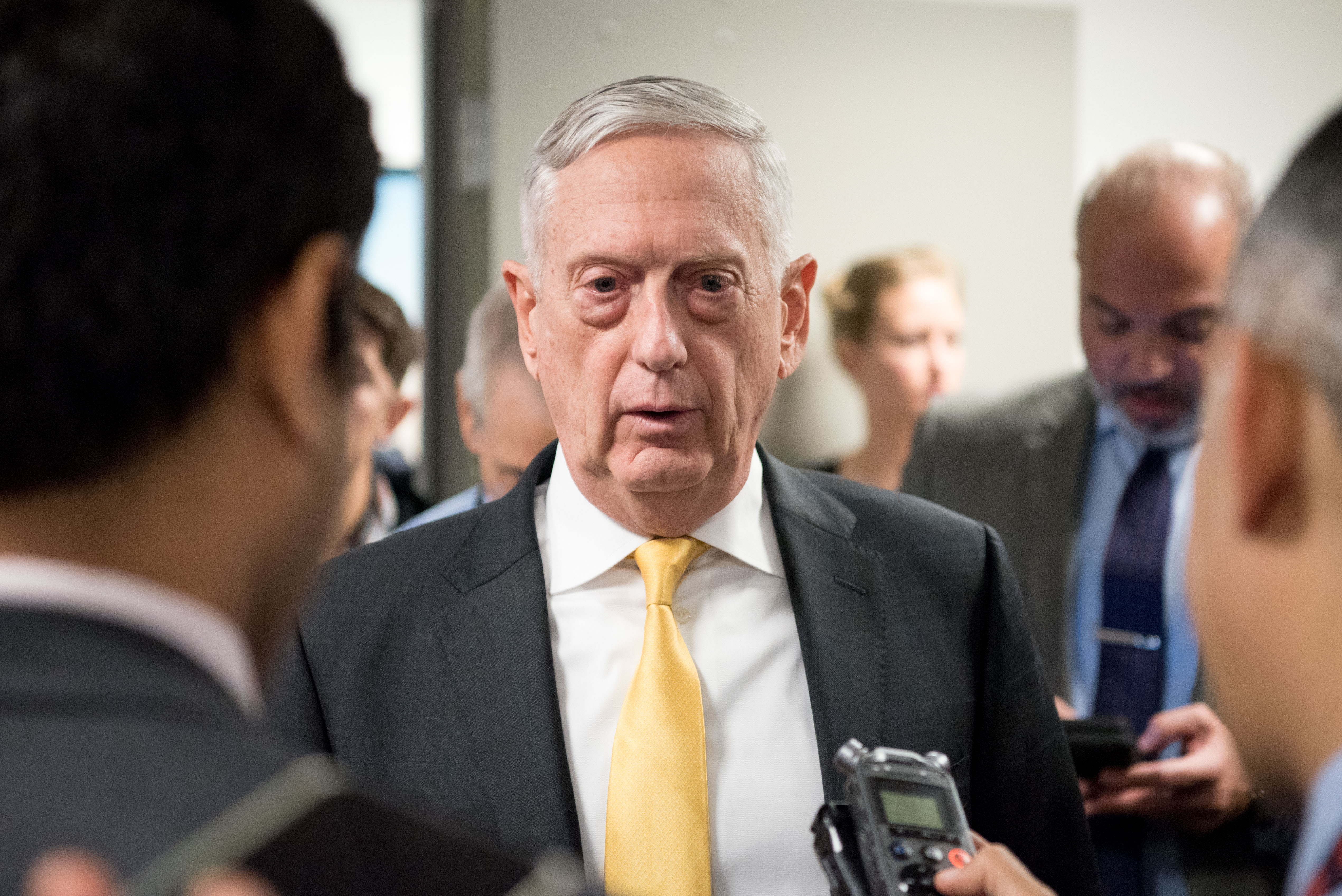 美國國防部長馬提斯(Jim Mattis)(中) (圖:美國防部)