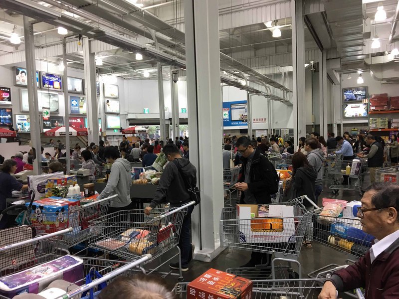 國泰世華銀行系統今天(8日)出現異常，使得民眾無法正常提款、轉帳及刷卡，也導致使用聯名卡的Costco(好市多)各地賣場上午結帳櫃檯大排長龍。 (資料照/中央社)