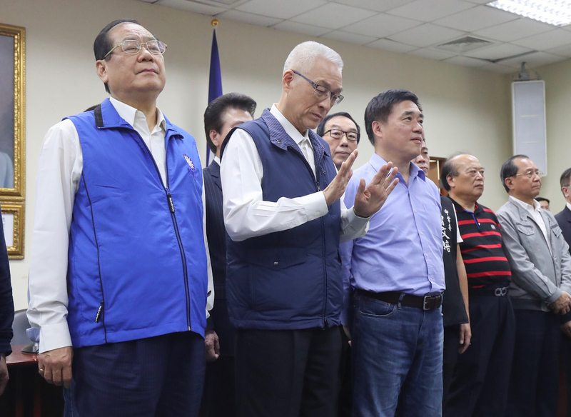 2018九合一選舉，國民黨成功再展縣市版圖，更讓多個縣市「綠地變藍天」，黨主席吳敦義（左2）等人24日晚間召開記者會感謝選民，場外同時有民眾高喊要吳敦義選總統，吳敦義則以手勢表達心聲。(圖：中央社)