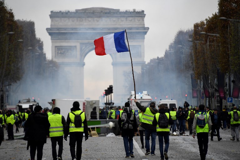 法國首都巴黎今天(24日)再度出現數千名身穿「黃背心」(yellow vest)的抗議民眾，他們主要是抗議燃料價格高漲。(AFP)