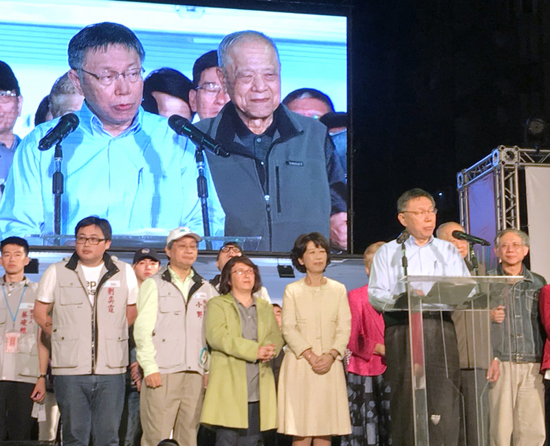 經過長達10個多小時的開票過程，台北市長柯文哲在25日凌晨2時多自行宣布當選。