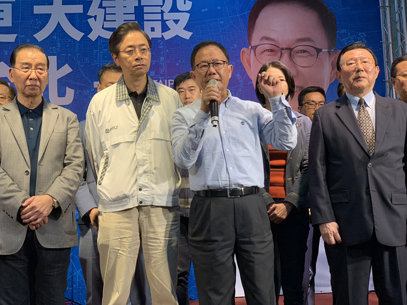 九合一選舉台北市長選戰膠著，從24日傍晚開票至今仍未開完，國民黨候選人丁守中（前右2）25日凌晨2時許現身表示，已與律師研議提出選舉無效之訴。 (圖：中央社)
