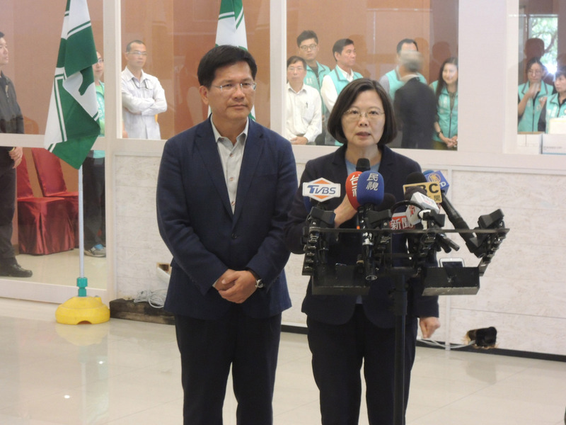 總統蔡英文1日到台中市出席選後與縣市幹部檢討座談會，會後在現任台中市長林佳龍陪同下接受媒體提問。(圖：中央社)