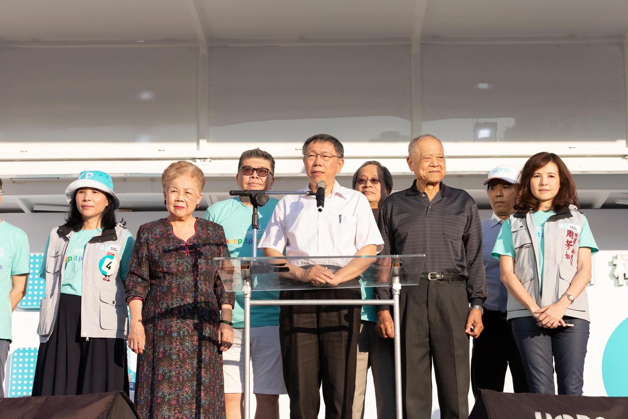 台北市長柯文哲2日下午舉辦感恩簽唱園遊會向選民致謝。(柯文哲競選辦公室提供)