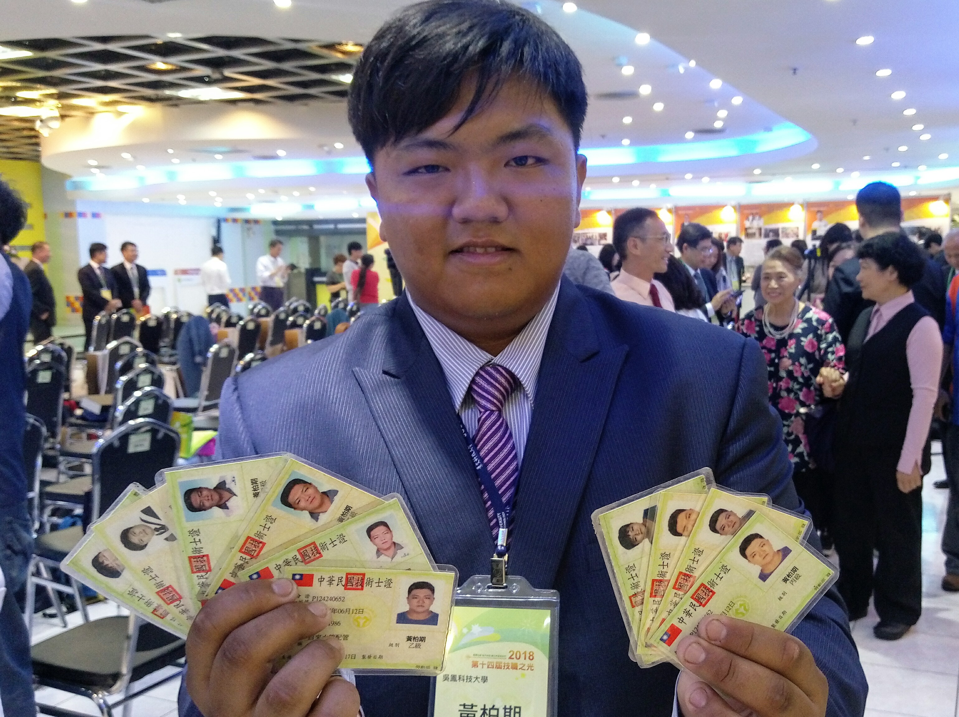 教育部頒發「技職之光」，黃柏期以證照達人之姿，獲得技職傑出獎。(陳國維 攝)