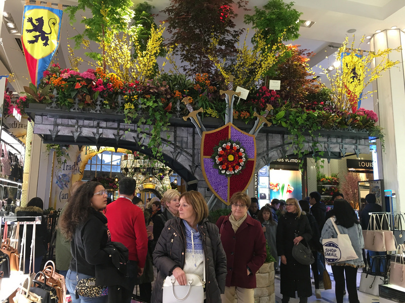 圖為紐約梅西百貨旗艦店購物人潮。（資料照片）