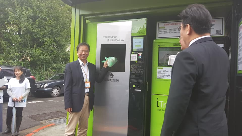 北市首推iTrash智慧垃圾桶，24小時服務不打洋，民眾不用再追垃圾車，台北市臨沂街為其中之一試辦點據點。（江昭倫攝）