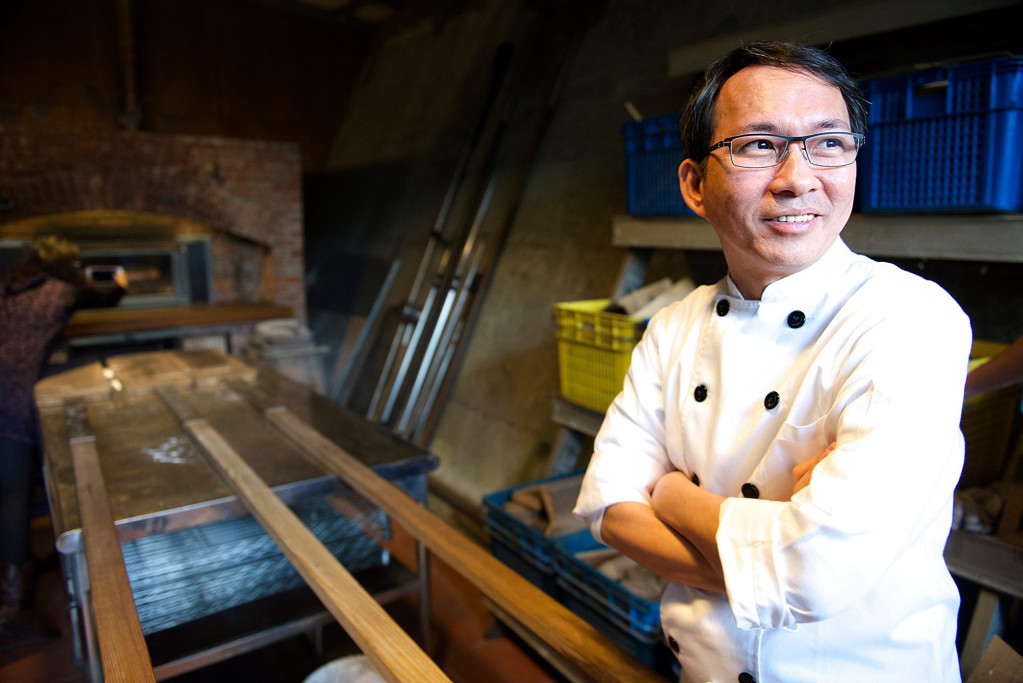 上海開店前夕，吳寶春選擇聲明自己是「中國台灣」人，對照兩年多前受訪時刻意強調自己的台灣元素，前後違和，他的說法是否能得到台灣民眾的諒解，恐怕值得持續觀察。資料圖片：取材自民報