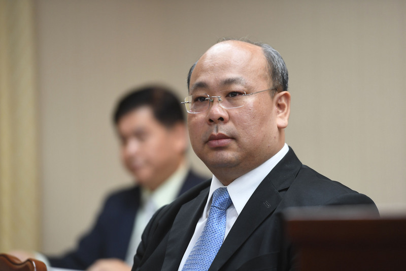 中選會代理主委陳朝建（前）13日表示，九合一大選規劃未盡周詳導致民眾排隊，要再度致歉。中選會針對公投是否合併大選、公投案主文字數、防止死人連署等，將以最快速度提出公民投票法修正草案。(圖：中央社)