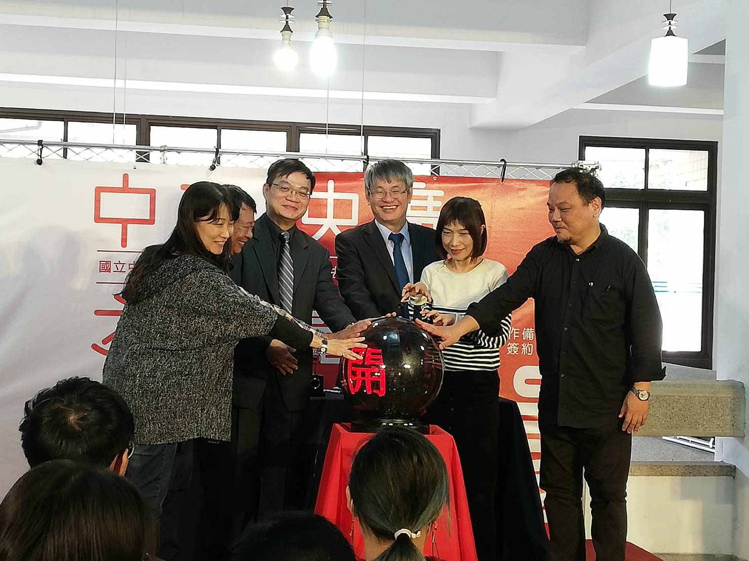 1. 中央廣播電臺與中正大學進行產學合作，央廣AM1422頻道將播出學生自製節目。中正傳播系管中祥副教授、簡妙如系主任、馮展華校長、央廣李重志副總臺長、文資組黃吉祥組長、劉湘梅專員(由右至左)以魔力球啟動節目開播。