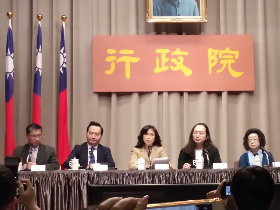 行政院會13日通過7項修正草案，防制假訊息。(王韋婷攝)