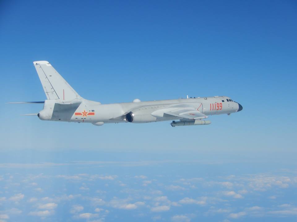 中共轟6、殲10型戰機短22日中午暫進入台灣西南空域。(國防部提供)