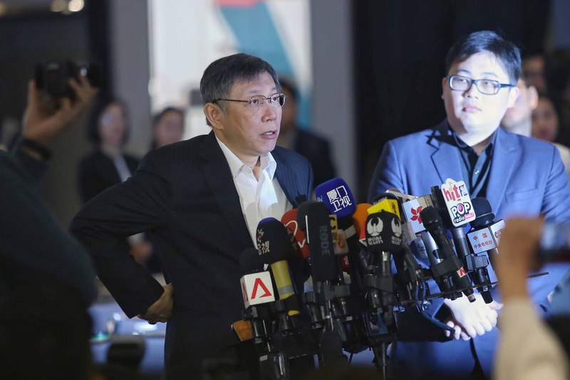 台北上海雙城論壇20日上午在晶華酒店登場，台北市長柯文哲（左）在開幕式後受訪，媒體針對「兩岸一家親」議題頻頻提問。(圖：中央社)