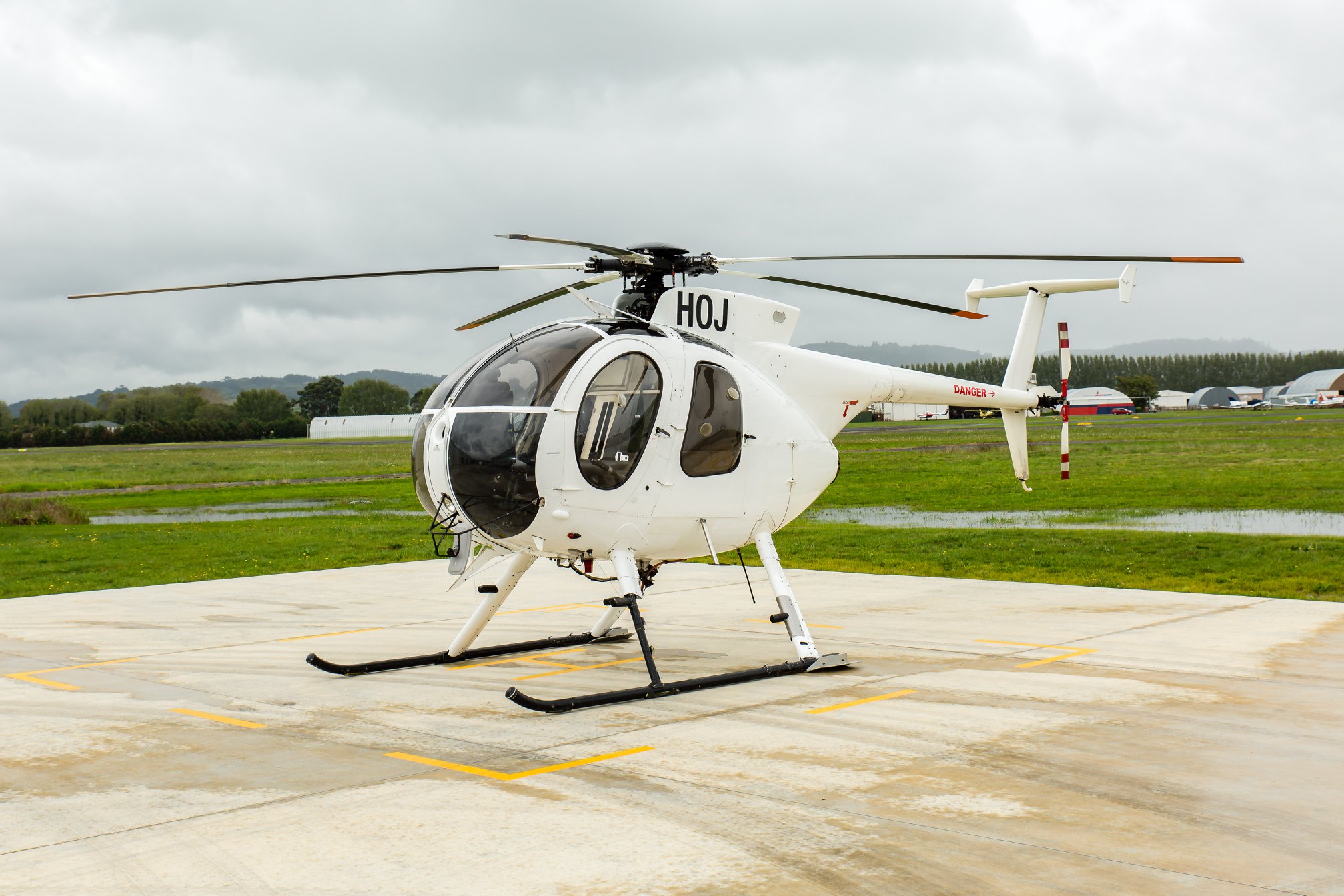 紐西蘭交通事故調查委員會20日公布一起直升機失事調查結果，這起嚴重意外是因為一條飛出座艙外的寬鬆長褲，纏住尾槳而造成。(圖：TAIC臉書)