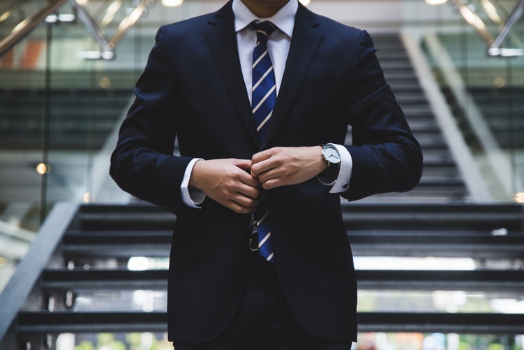 財政部為吸引香港金融人才來台，24日邀集6家泛公股銀行開會，要求各家盤點人才需求及可提供的誘因、福利等資源，訂出攬才特別辦法，28日提交。 (示意圖/Hunters Race/Unsplash)
