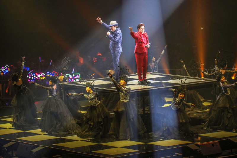 2018年香港兩代歌神許冠傑與譚詠麟在吉隆坡舉行演唱會，兩人展現驚人活力，載歌載舞唱出超過40首歌，讓全場歌迷陷入20世紀80年代的回憶。（星藝娛樂提供）