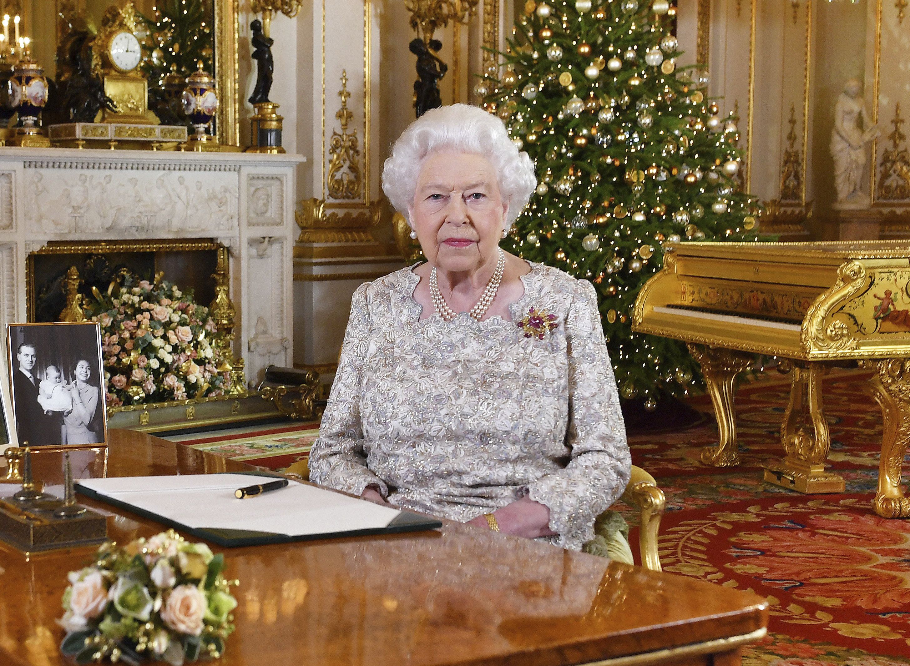 英國女王伊莉莎白二世(Queen Elizabeth II)(圖)19日對全國發布訊息，呼籲全英國上下齊心，共同度過這場難關。(美聯社/達志影像)