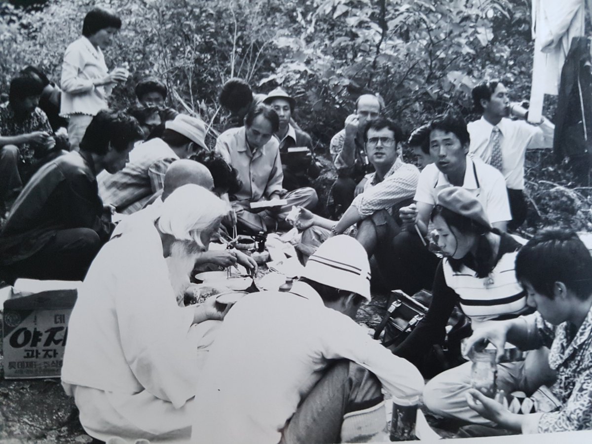 計程車司機金四福之子金承弼在推特貼出辛茲佩特（戴眼鏡者）與父親的合照。（Twitter）