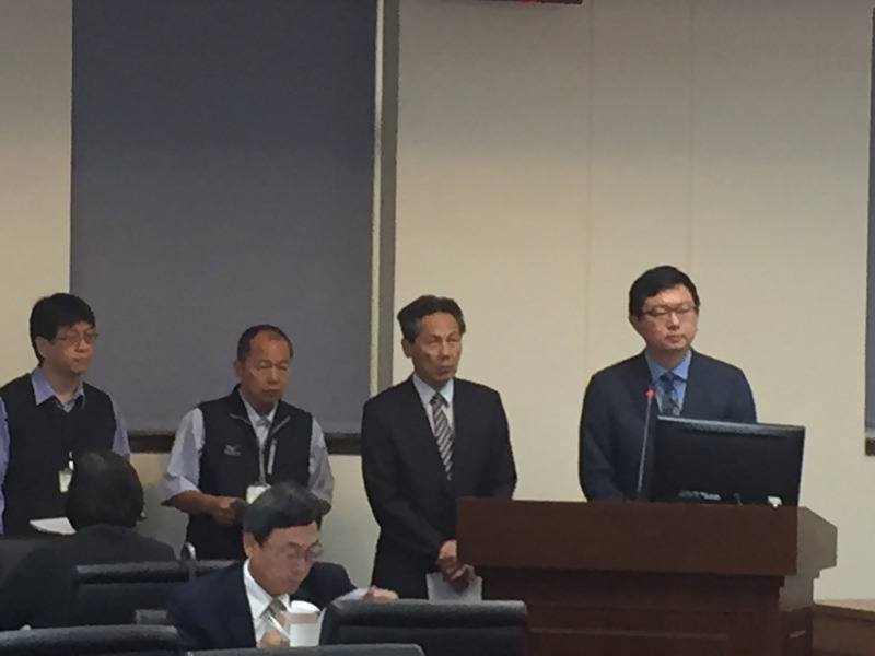 農委會副主委李退之（右）27日表示，防疫非洲豬瘟當下，為避免外籍旅客違規攜帶疫區肉品入境，非洲豬瘟中央災害應變中心將研議拒絕這種外籍遊客入境。(圖：中央社)