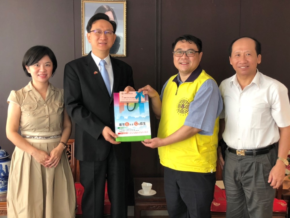 高雄巿立空中大學拜會駐泰國代表處童振源大使(左二)。(圖：駐泰國代表處提供)