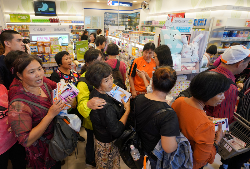 最近中國網路出現大量有關旅遊香港的教學影片，教導陸客用最低廉價錢，甚至不用錢就能暢遊香港。圖為過去陸客擠爆香港商店的情況。（中通社／中央社資料照片）