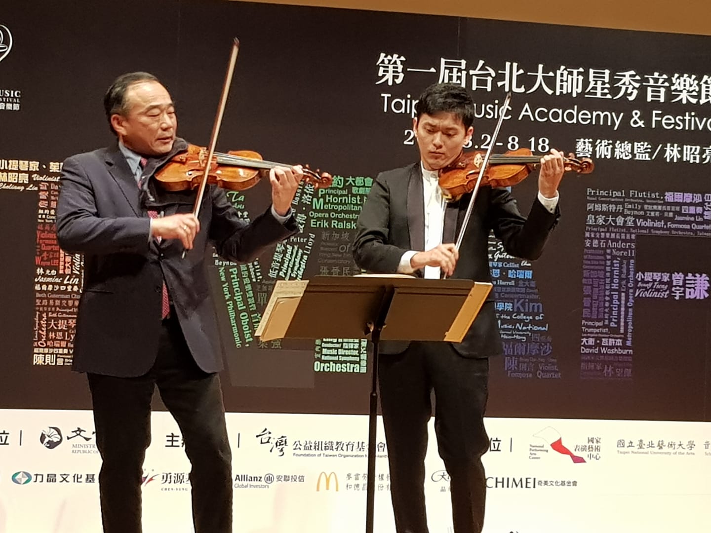 林昭亮(左)與曾宇謙(右)兩位不同世代知名小提琴難得聯手同台演出，宣告首屆台北大師星秀音樂節將於2019年8月2日至18日在台灣登場。(江昭倫 攝)