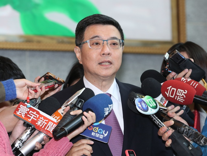 民進黨第16屆黨主席補選電視政見發表會29日下午在台北舉行，候選人卓榮泰出席並接受媒體訪問。(圖:中央社)