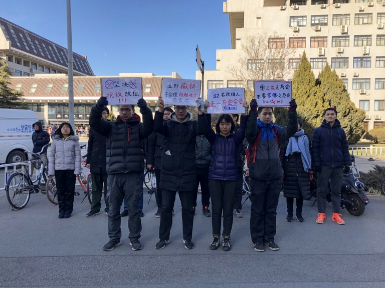 1群北京大學生28日在北京示威，抗議北大馬克思學會會長「被換人」。 (AFP)