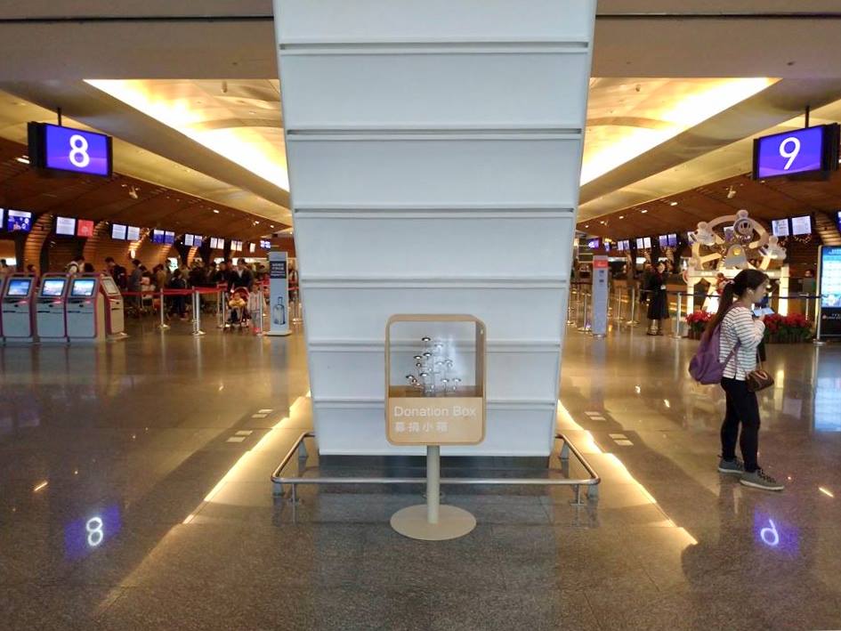 民進黨立委李麗芬指出，為了鼓勵國外旅客以及國人捐銅板做公益，她先前建議桃園機場可以設計單一視覺系統的公益零錢箱，不僅方便旅客快速識別也能達到公益目標。如今，桃園機場完成設計並出現在機場各角落，她特別呼籲國人近期出國或返國時可以特別留意，隨手做愛心。(取自立委李麗芬臉書)