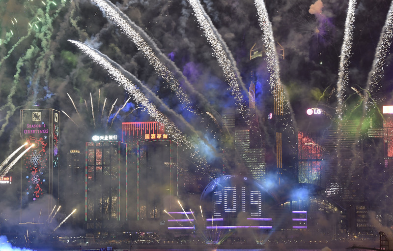 圖為2019年元旦維多利亞海港的煙火秀。（中通社提供）