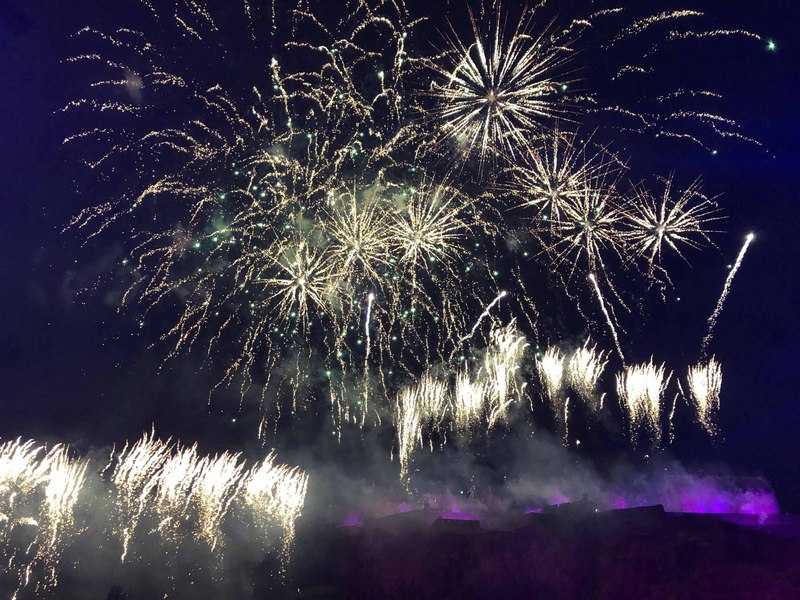 壞天氣打亂英國新年假期 愛丁堡跨年慶典取消。圖為往年的跨年煙火。 (圖:中央社)