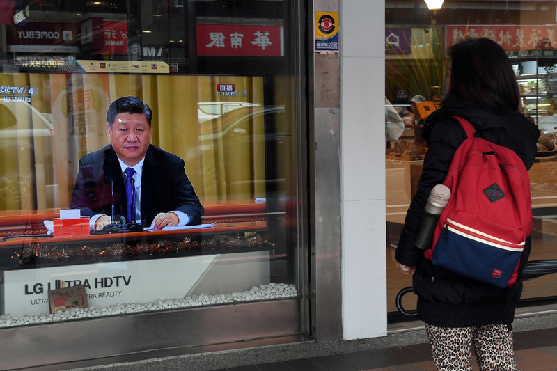 中國國家主席習近平2日在「告台灣同胞書」發表40週年紀念會上大篇幅提「一國兩制」，多次提「統一」。對九二共識，他說是「在一個中國原則基礎上達成『海峽兩岸同屬一個中國，共同努力謀求國家統一』的九二共識」。圖為台灣民眾在街頭觀看直播。(圖:中央社)